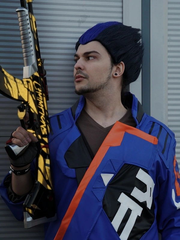 Valorant Yoru cosplay with Champions 2021 Vandal