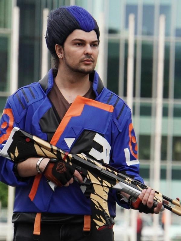 Valorant Yoru cosplay with Champions 2021 Vandal
