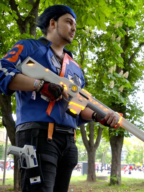 Valorant Yoru cosplay with Spectrum Phantom