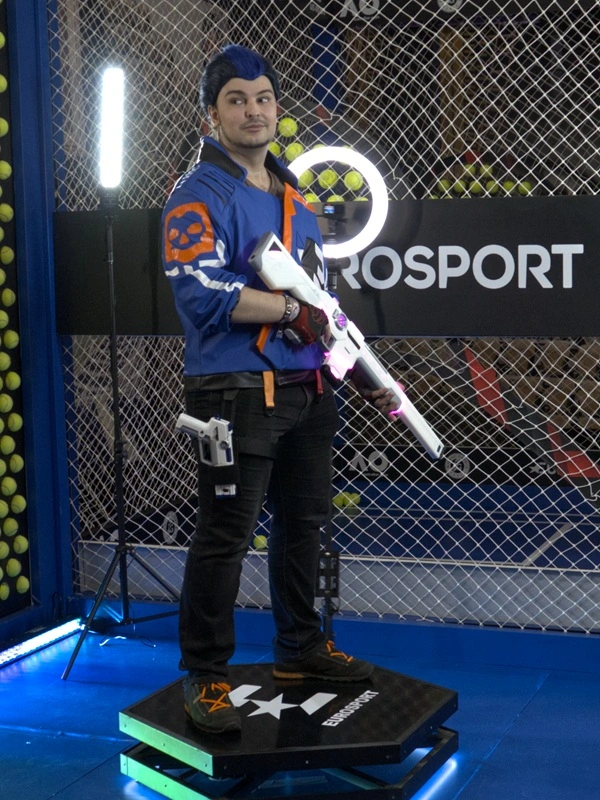 Valorant Yoru cosplay in photo booth